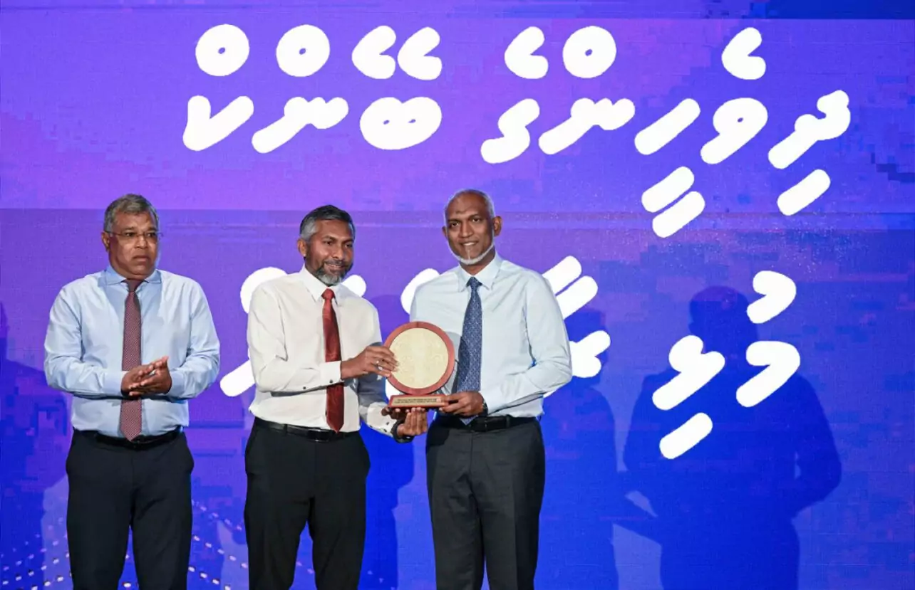 ޤާނޫނާއި ޚިލާފަށް ބީއެމްއެލް އިން ދަނީ، ޑެބިޓް ކާޑު ބޭނުން ކުރާ ފަރާތްތަކުން 16.30ރގެ ރޭޓުގައި ޑޮލަރަށް ޗާޖު ކުރަމުން