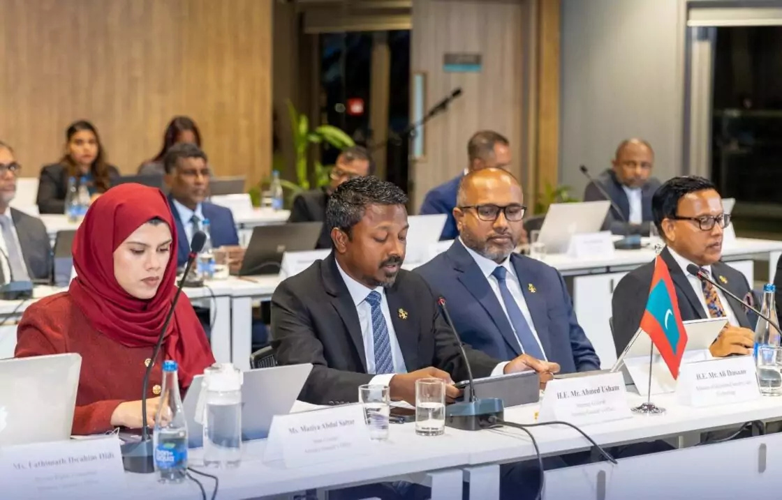 ކުޑަކުދިންނާއި ބެހޭ މީހުންނަށް ސަރުކާރުން ވަޒީފާ ދެމުން ދާއިރު، ކުޑަކުދިންގެ ހައްގުތަކާ ގުޅޭ މުއާހަދާ ތަންފީޒުކުރުމުގައި ލާމަސީލު މަސައްކަތްތަކެއް ކުރާކަމަށް އދ. ގައި ސަރުކާރުން ބުނެފި