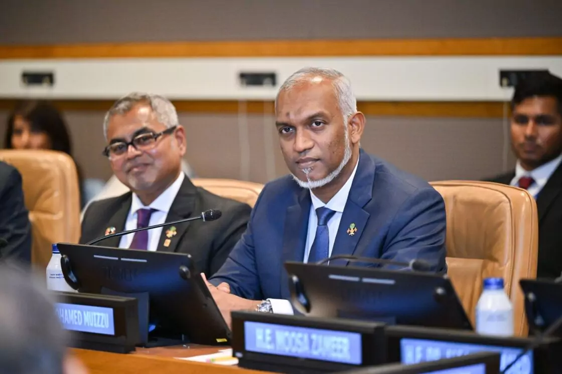 ރާއްޖޭގެ ރީތި ކަނޑު ފަޅުތައް ހަލާކު ކޮށްލި މުއިއްޒު: މިހާރު އެންވާރުމެންޓް އެސެސްމެންޓްވެސް ހަދަން ނުޖެހޭ ގޮތަށް ޤަވާއިދު ބަދަލުކޮށްފި