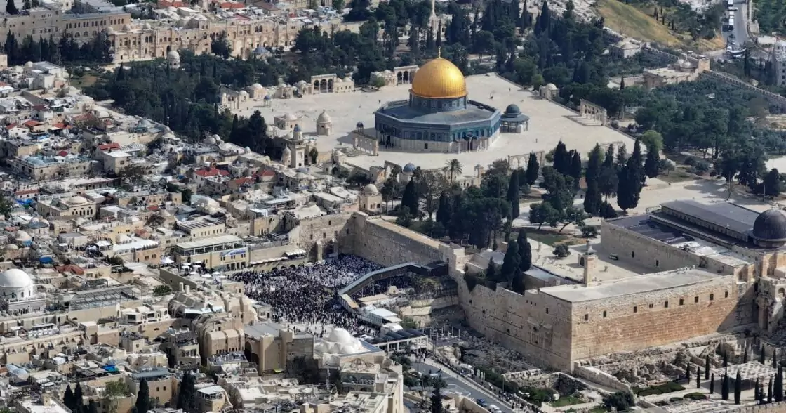 ހިނގަމުން ދަނީ ދީނީ ހަނގުރާމައެއް – މަސައްކަތް ކުރަނީ އަޤްޞާ މިސްކިތް ތަޅާލައި ފައްޅިއެއް އަޅަން!