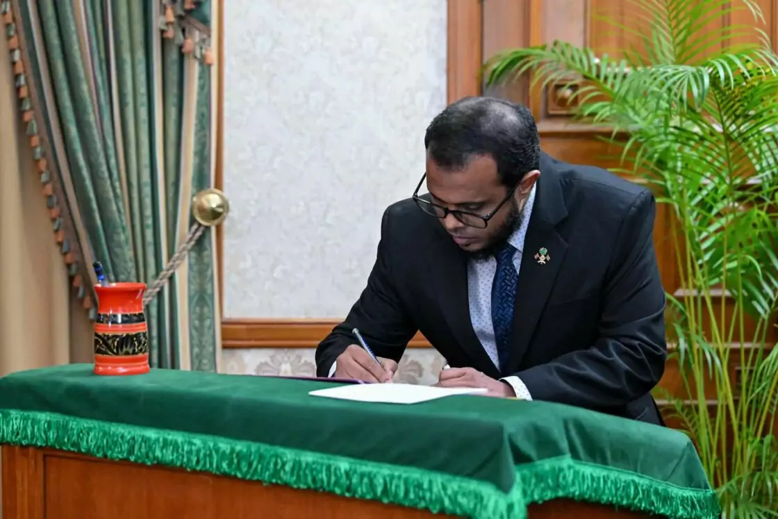 ކެބިނެޓަށް އައްޔަންކުރެއްވި މުއިއްޒުގެ ބެސްޓްފްރެންޑް  އަލީ ރަޝީދުގެ އަޚްލާޤީ ގޮތުންދަށް ޓްވީޓްތަކެއް އާންމުވެއްޖެ