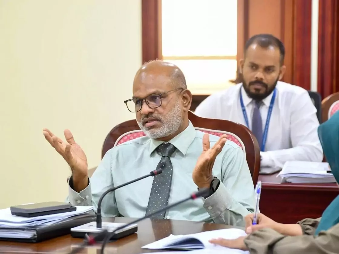 ނާޒިމް ވަކި ކުރަން ވޯޓުލުމަށް އެދުމަށްފަހު، ޕީއެންސީ މަޖިލީސް މެންބަރުންނަށް މުއިއްޒު ފައިސާ ބަހައިފި: މިއީ ރިޝްވަތުގެ އަމަލެއް؟