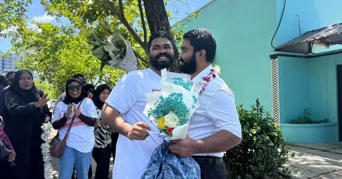 ޖަލު ގޮޅިއަށް ނިދާފައި އޮންނަ އިރު އޮފިސަރުން ފޮނުވައި ބިރުދައްކަމުން ދިޔައީ މުއިއްޒު އަންގައިގެން: ޝަހުޒާން