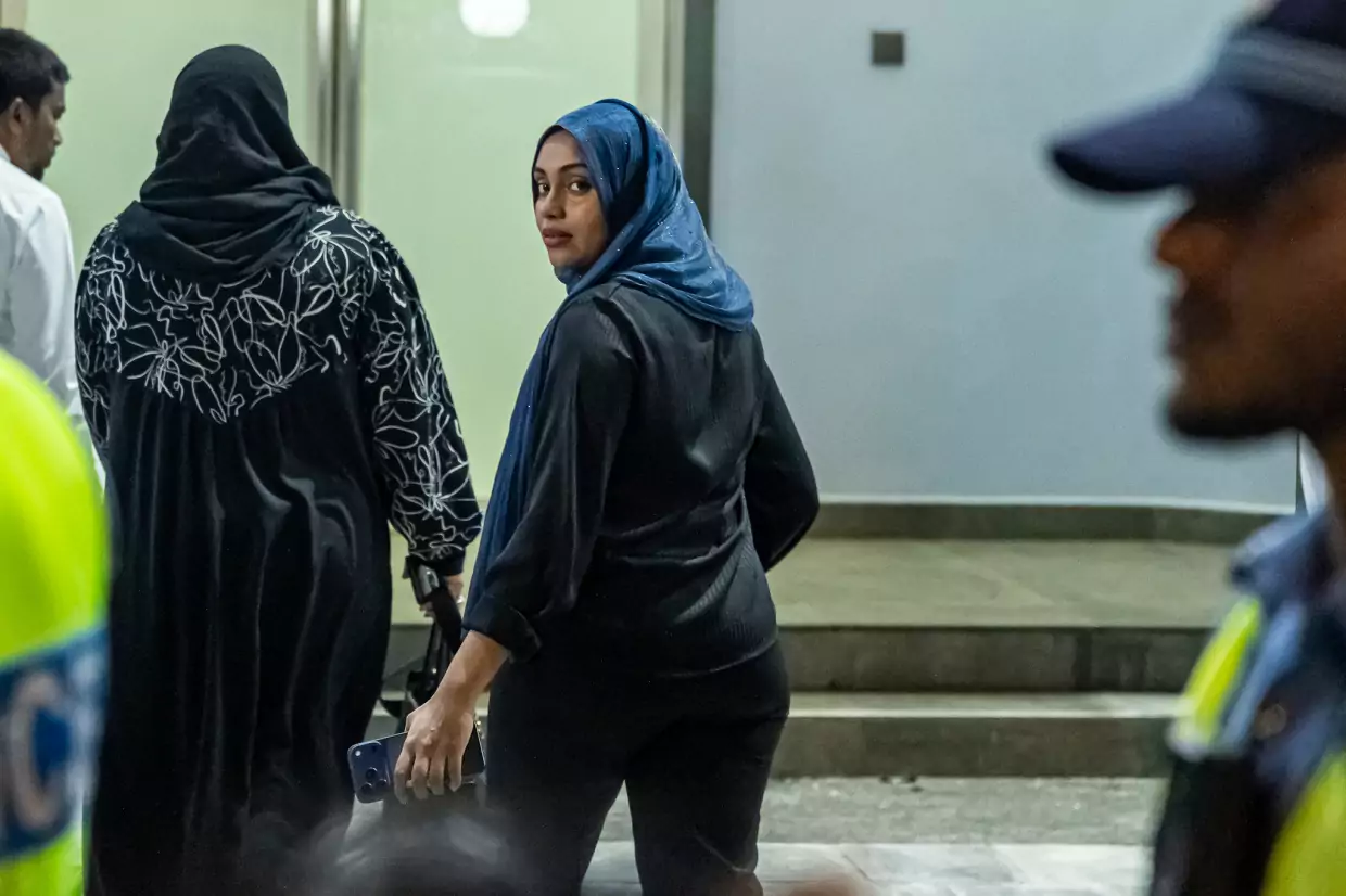 އައިޝާ ޑޮކިއުމެންޓްރީއާ ގުޅޭ އެއްވެސް ވާހަކައެއް އެއްވެސް ރައްޔިތަކު ދައްކައިފި ނަމަ ޖަލަށް ލެވޭ ގޮތަށް ރާއްޖޭގެ ހުރިހާ ރައްޔިތުންގެ މައްޗަށް ކްރިމިނަލް ކޯޓުން މުއިއްޒު އަމުރެއް ނެރެފި