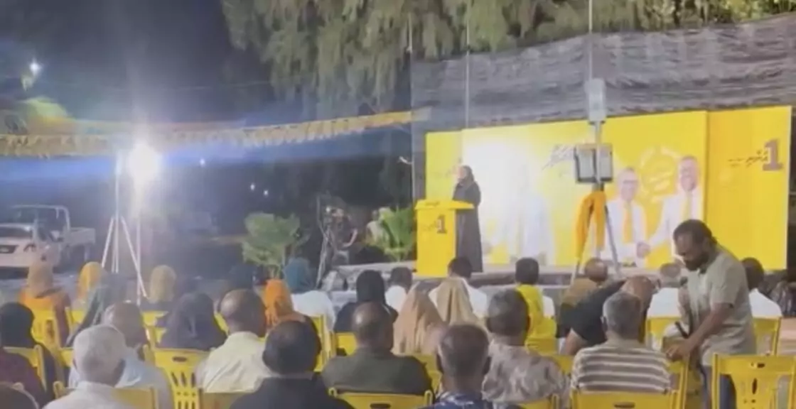 ފައްޔާޒު ބާކީ ވާތީ ރޭ ބޭއްވި ތިނަދޫ ޖަލްސާގައި ފައްޔާޒުގެ ފޮޓޯ ބެހެއްޓުމަށް އަންގައިފި
